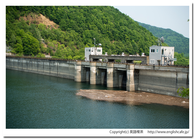 糠平ダム、場所を変えてそこからダム堤体をアップ（北海道上士幌町）