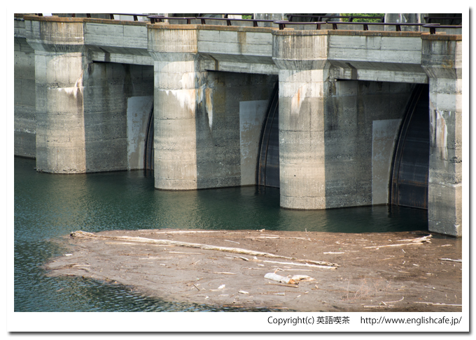 糠平ダム、閉じたラジアルゲートとダム湖の水（北海道上士幌町）