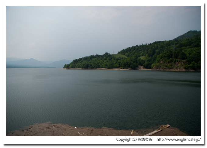 糠平ダム、ダム湖の眺め、少し右へ（北海道上士幌町）
