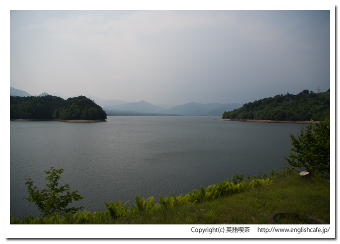 糠平ダム、場所を変えたところからのダム湖の眺め、少し左へ視線を移して（北海道上士幌町）