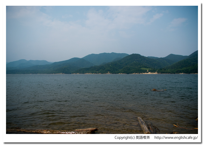 糠平ダム、さらに場所を変えたところからのダム湖の眺め、湖岸から（北海道上士幌町）
