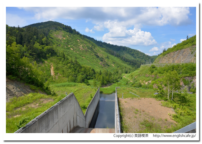 温根別ダム、温根別ダムの天端から見る、洪水吐と下流域の様子（北海道士別市温根別町）