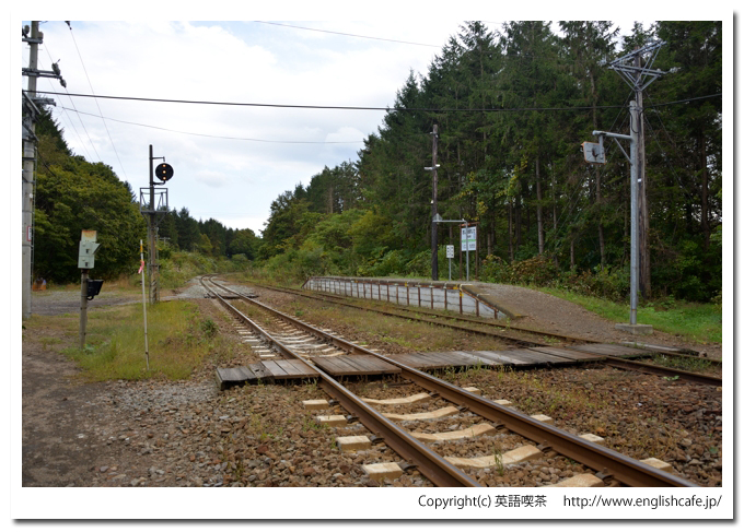 渡島沼尻駅（函館本線）、駅舎側ホームから見た反対側ホームとレール（北海道茅部郡森町）