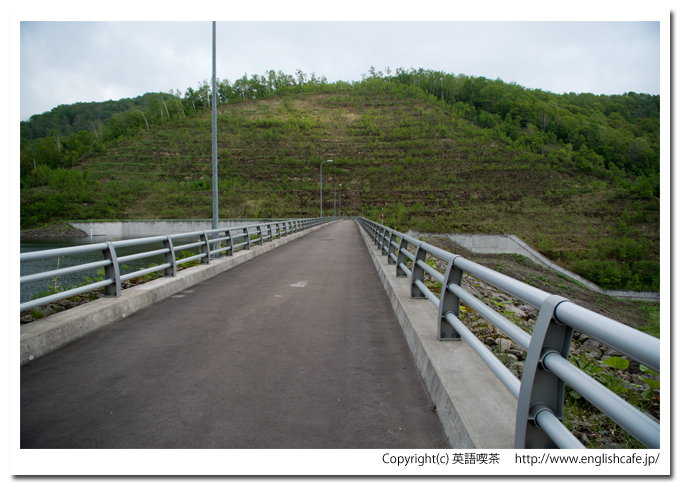 落合ダムの天端（北海道赤井川村）