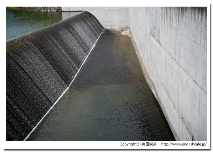 落合ダムの洪水吐正面（北海道赤井川村）