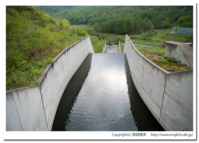 落合ダムの洪水吐から、川の方へ（北海道赤井川村）