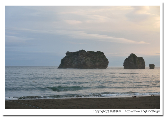 親子岩、海上に浮かぶ親子岩（北海道様似町）