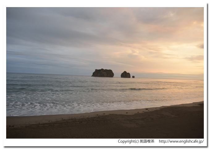 親子岩、親子岩と夕日の風景（北海道様似町）