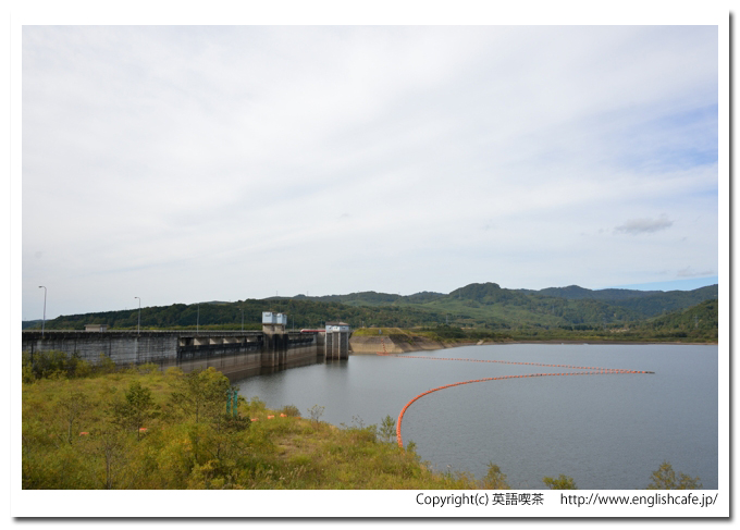 ピリカダム（２０１３秋の魚道）、ピリカダムの提体をダム湖がわから見る（北海道今金町）