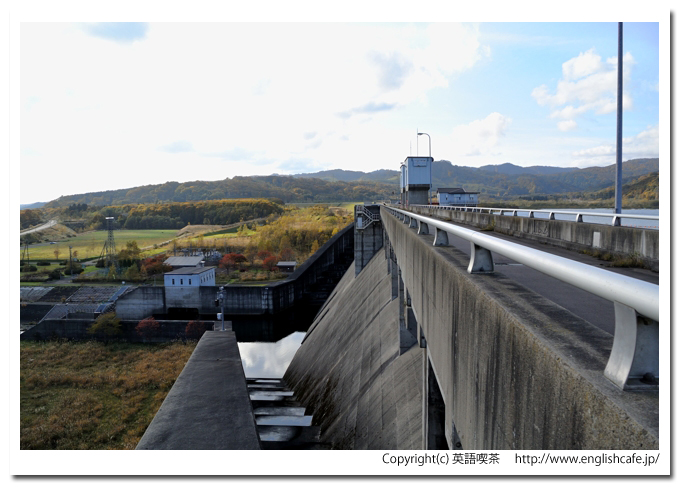 ２０１２年秋のピリカダム、ピリカダム堤体の上から（北海道今金町）