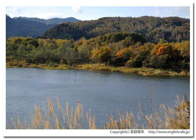 ２０１２年秋のピリカダム、場所を変えて、紅葉の映るところから（北海道今金町）