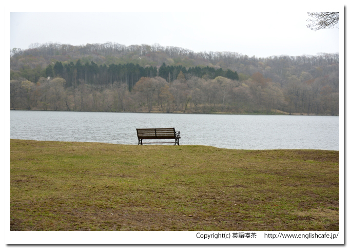 ポロト湖、ポロト湖の湖岸にあるベンチと湖面の景色（北海道白老町）
