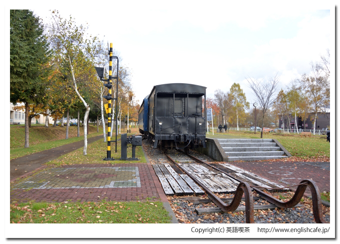 旧六郷駅、客車と車掌車を正面側から（旧胆振線）（北海道虻田郡倶知安町）