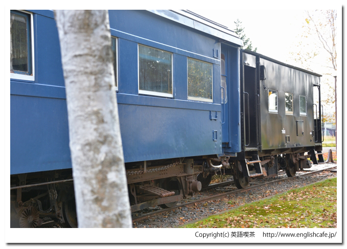 旧六郷駅、客車と車掌車を後ろ側面から（旧胆振線）（北海道虻田郡倶知安町）