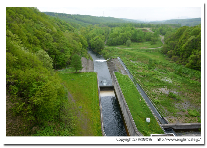 佐幌ダム、佐幌ダムの洪水吐と下流域の景色（北海道新得町）
