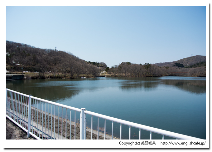 逆川ダムの堤体からダム湖（北海道檜山郡江差町）