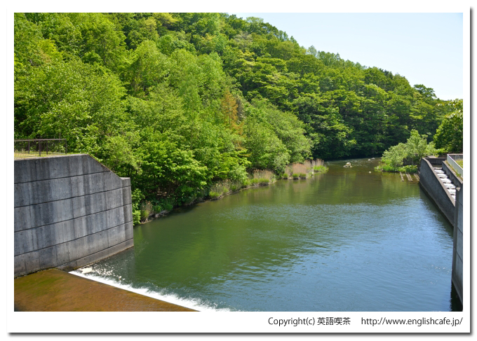 様似ダム（北海道様似郡様似町）、様似ダムの堤体下からの下流域風景