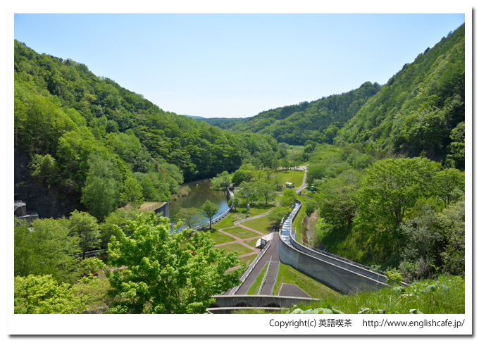 様似ダム（北海道様似郡様似町）、様似ダムの堤体と下流域の様子