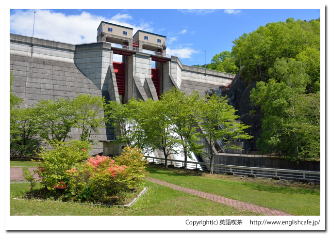 様似ダム（北海道様似郡様似町）、様似ダムの堤体下から
