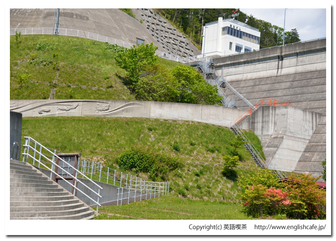 様似ダム（北海道様似郡様似町）、様似ダムの堤体と魚道