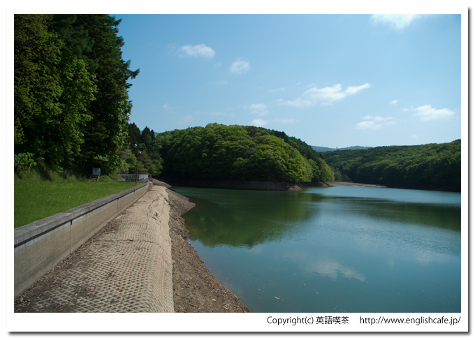 笹流ダムのダム湖を見る、山々のほうへ（北海道函館市）