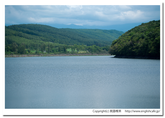 聖台ダム、聖台ダムのダム湖、奥の方へ（北海道美瑛町）