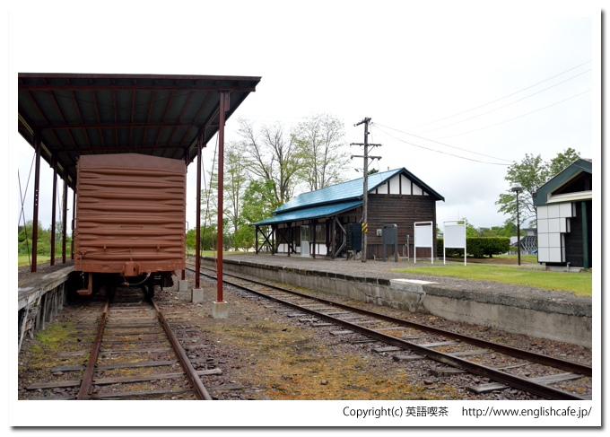 士幌駅（士幌線）、士幌駅の駅舎と列車を後ろ側から（北海道河東郡士幌町）