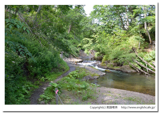 鹿の湯、然別峡野営場のキャンプ場を過ぎて渓流に降りたところ（北海道河東郡鹿追町）