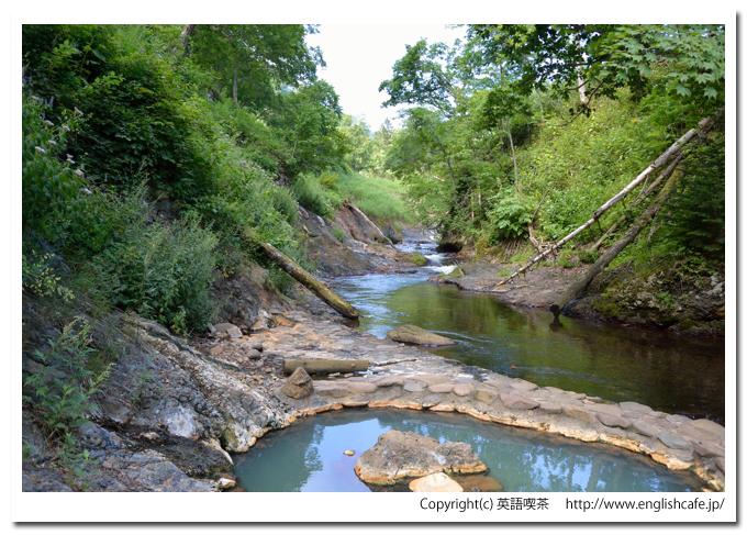 鹿の湯、鹿の湯の湯船と上流域の景色（北海道河東郡鹿追町）