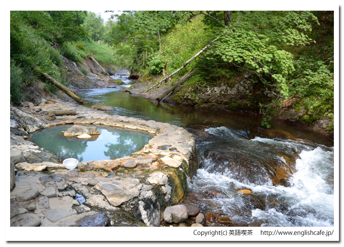 鹿の湯、鹿の湯の湯船の横を流れる渓流（北海道河東郡鹿追町）