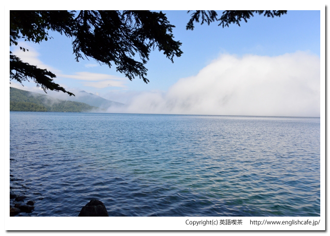 然別湖、天望山登山道からの湖面と濃霧（北海道河東郡鹿追町）