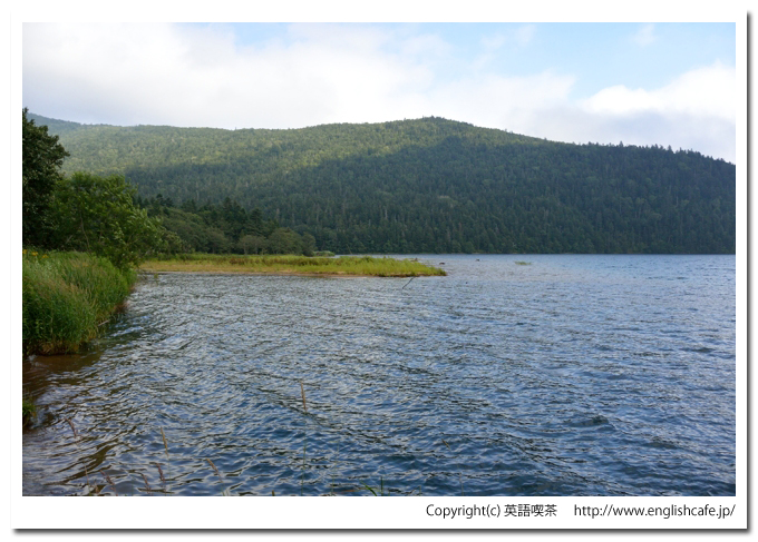 然別湖、北側の野営場からの湖面（北海道河東郡鹿追町）