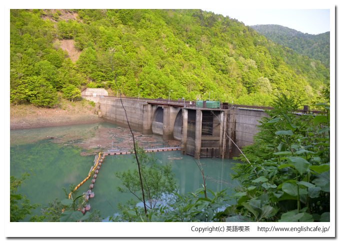 下新冠ダム、下新冠ダムの堤体と湖（北海道新冠郡新冠町）