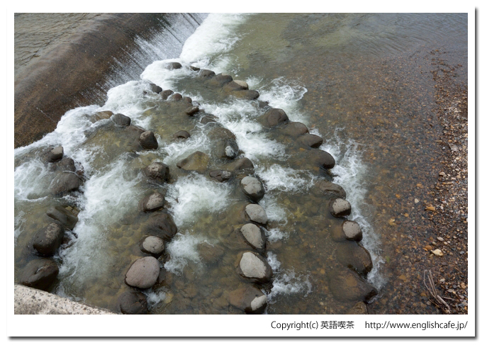 知内町親水広場（重内頭首工）、重内頭首工手前の魚道を上から撮影（北海道上磯郡知内町）