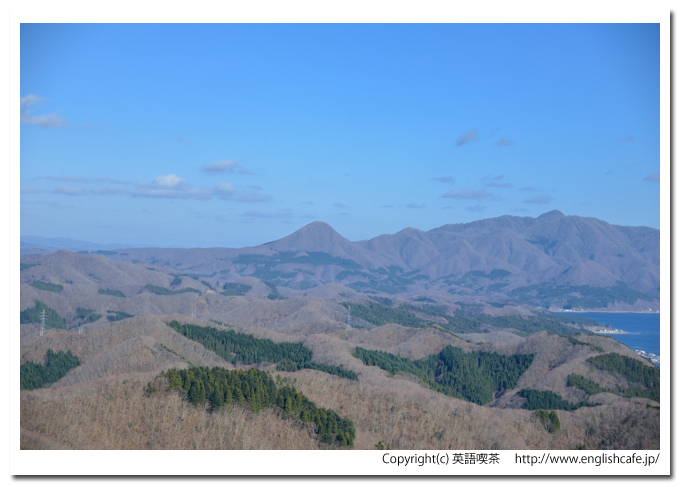 白神岳、白神岳に通じる林道から見る海岸の風景とその後方に広がる山々（北海道松前郡松前町）
