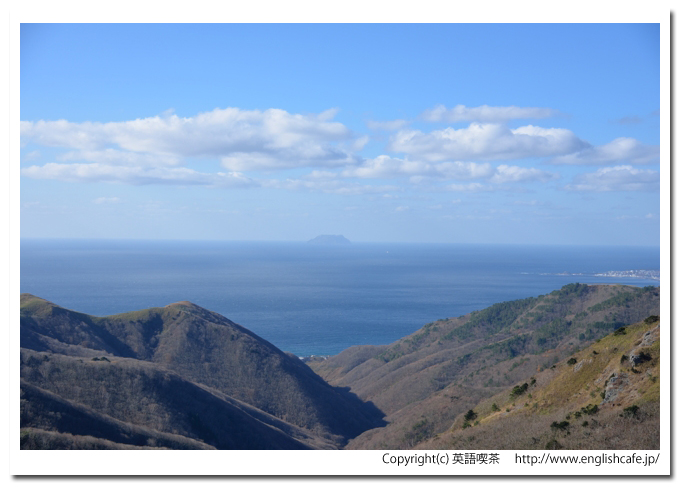 白神岳、白神岳の頂上付近から見る山々の景色と谷間に見える渡島小島（北海道松前郡松前町）