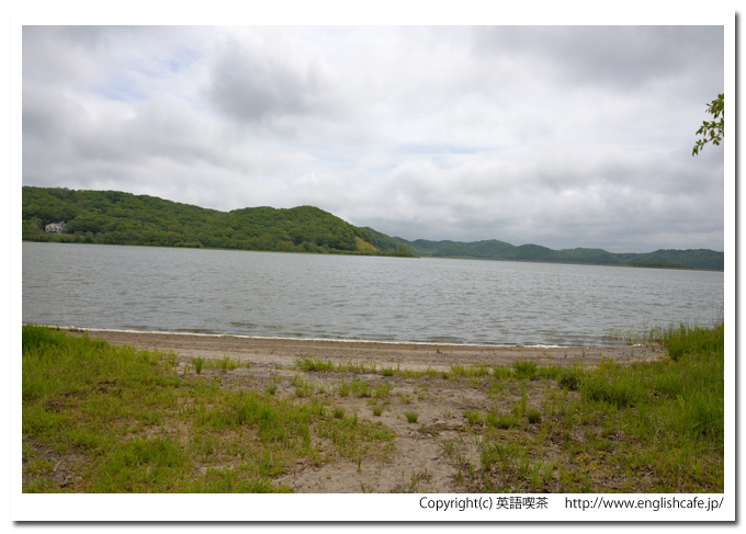 シラルトロ湖（釧路湿原国立公園）、蝶の森から戻って、シラルトロ湖の湖岸（北海道川上郡標茶町）