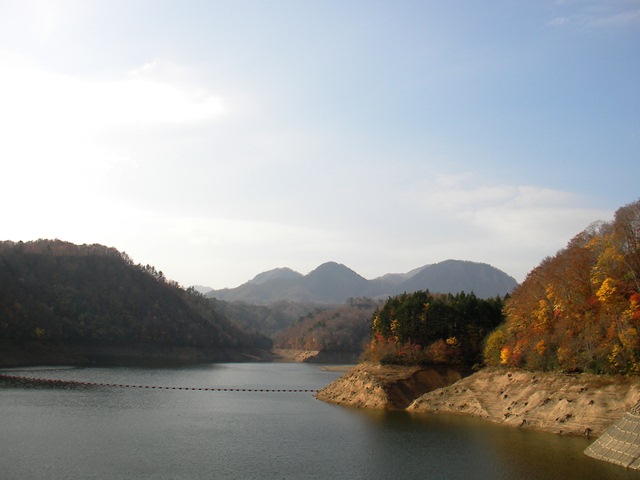 知内ダムとダム湖と紅葉（北海道上磯郡知内町）