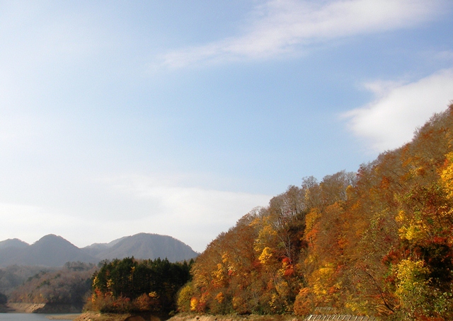 知内ダムとダム湖と紅葉（北海道上磯郡知内町）