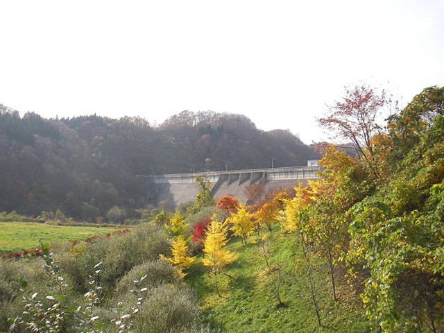 知内ダムとダムまでの紅葉（北海道上磯郡知内町）