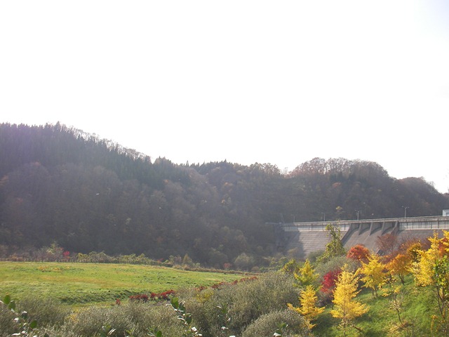 知内ダムとダムまでの紅葉（北海道上磯郡知内町）