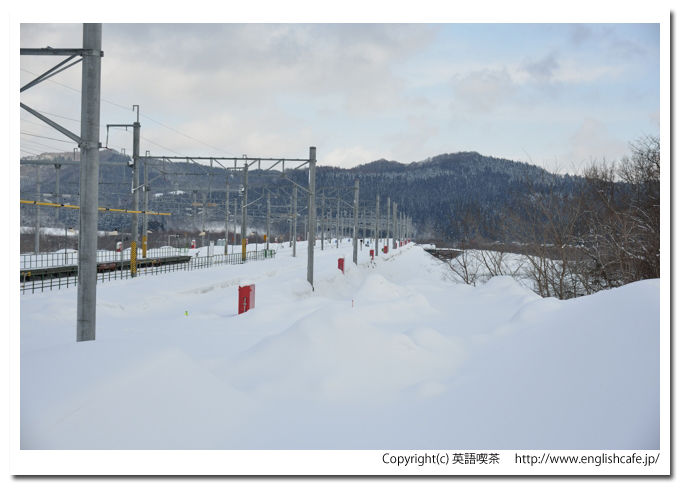 知内駅、知内駅から木古内方面へ伸びるホームと雪景色（北海道知内町）