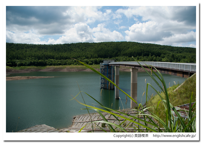 しろがねダム、取水塔のそばから（北海道美瑛町）