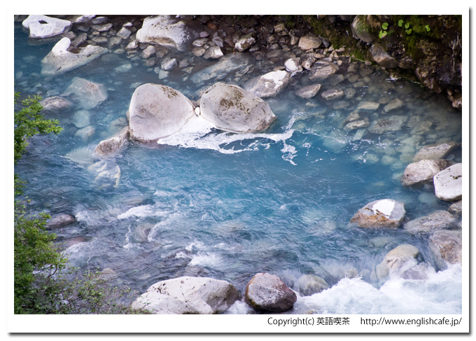 白ひげの滝、コバルトブルーの川（北海道美瑛町）