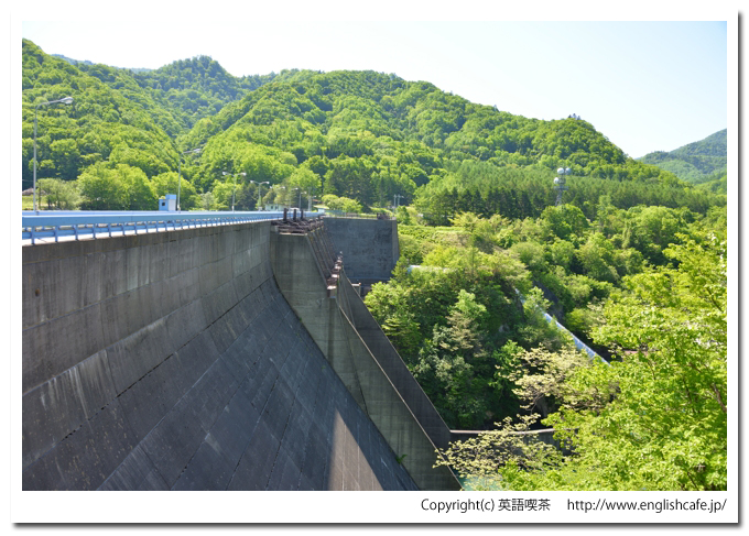 静内ダム、天端付近から見る静内ダムの堤体（北海道日高郡新ひだか町）