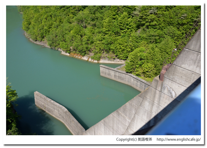 静内ダム、天端から静内ダムの洪水吐（北海道日高郡新ひだか町）