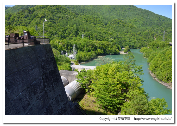 静内ダム、天端から見る下流域の様子（北海道日高郡新ひだか町）