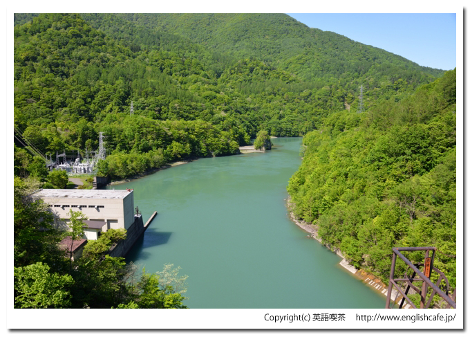静内ダム、天端から見る下流域の様子を少しクローズアップ（北海道日高郡新ひだか町）