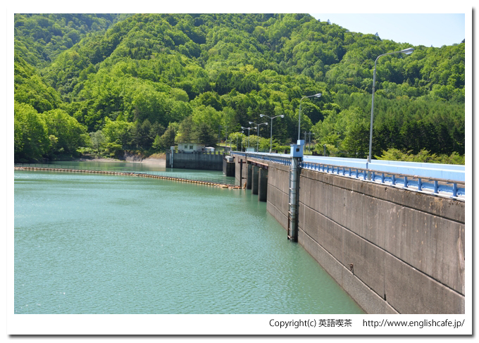 静内ダム、静内ダムのダム湖側から見た堤体（北海道日高郡新ひだか町）