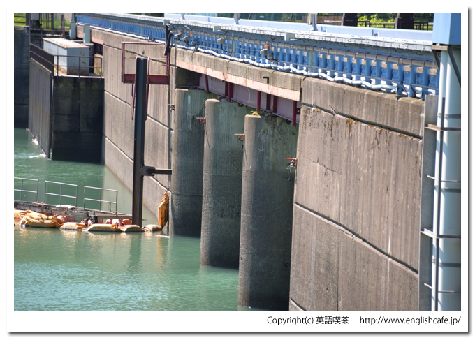 静内ダム、静内ダムのダム湖とゲート付近の様子（北海道日高郡新ひだか町）